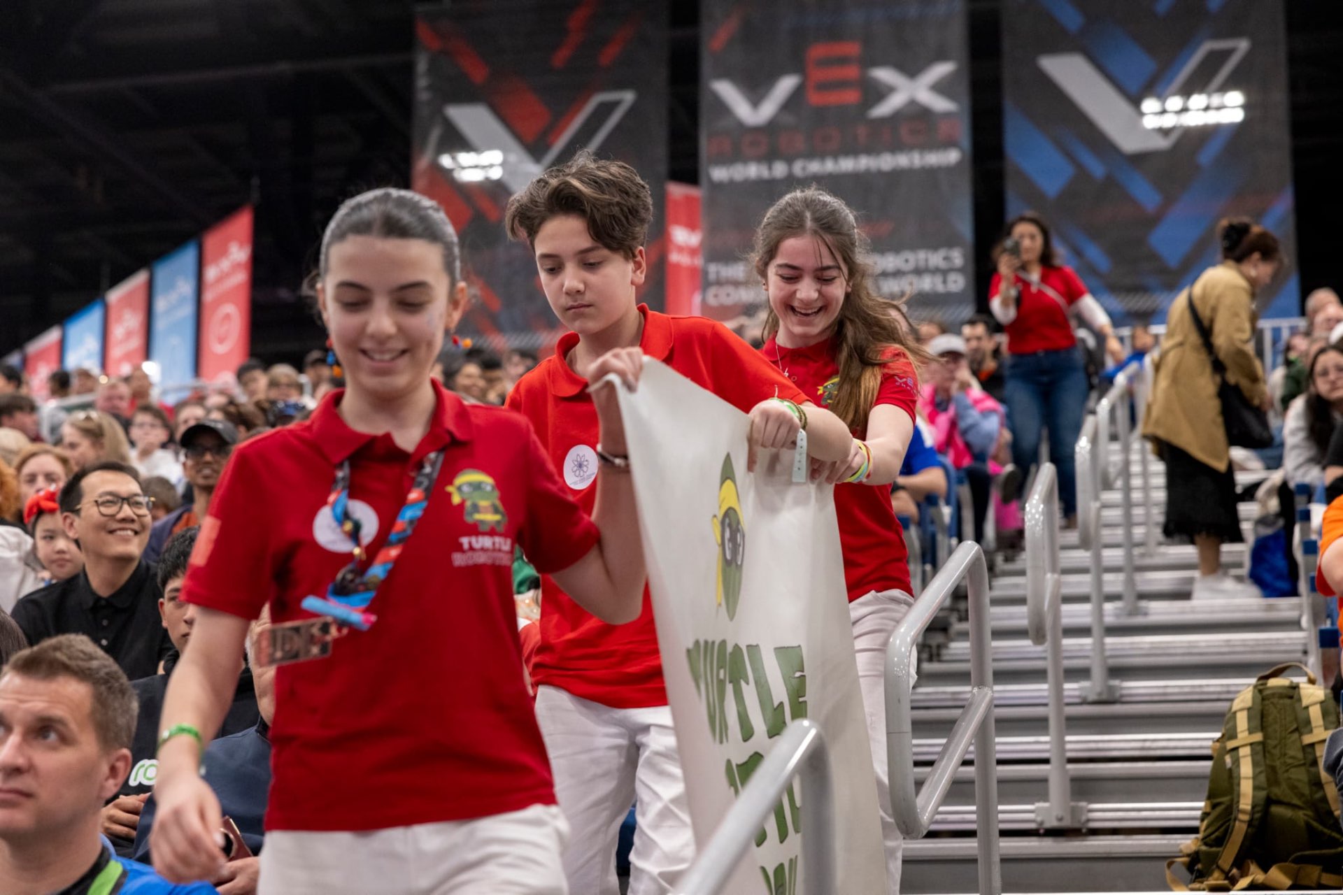 Turtle Robotics 34802U takım üyeleri VEX Robotics World Championship sahnesinde