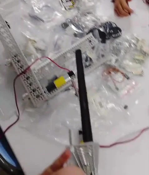 Tenzile Erdoğan Kız AİHL öğrencisi FTC robot montajı yaparken
