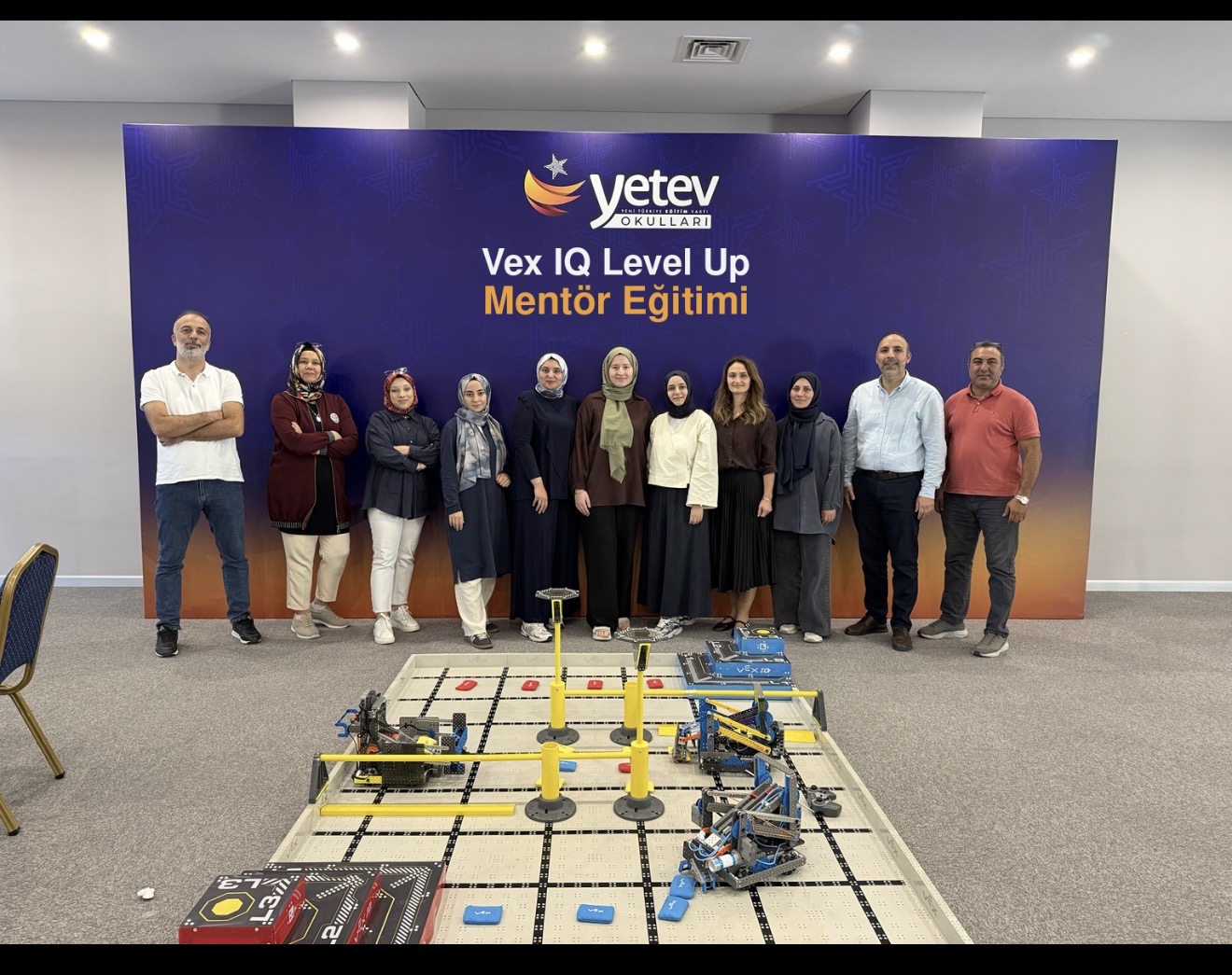 YETEV Vakfı Okulları VEX IQ Level Up Mentör Eğitimi — mentörler eğitim robotları ve yarışma sahası önünde